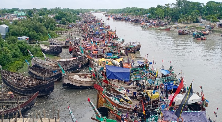 উপকূলে তুমুল বৃষ্টি, পায়রা সমুদ্রবন্দরে ৩ নম্বর সতর্কতা সংকেত 